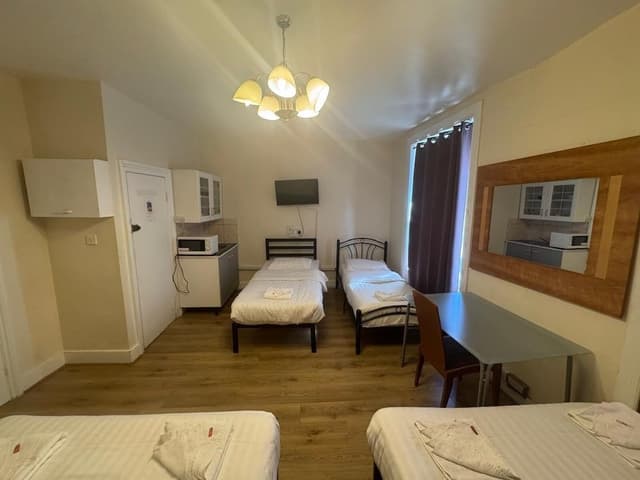 Family Room (6 Adults/ 37 Collingaham Place)