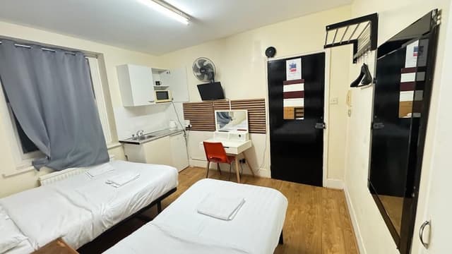 Triple Room (37 Collingaham Place)