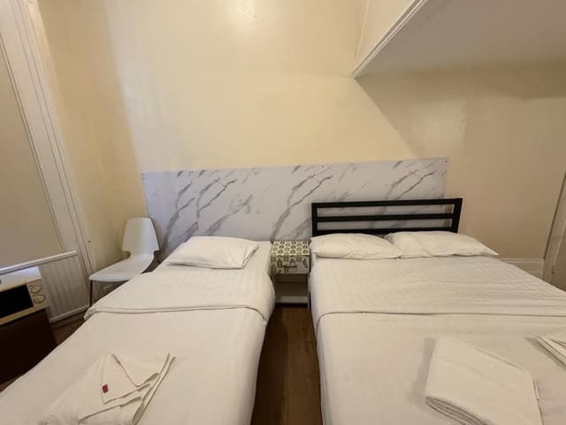 Triple Room (37 Collingaham Place)