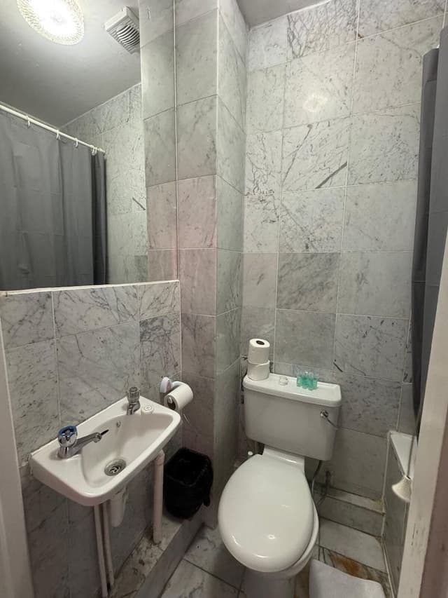 Family Room (6 Adults/ 37 Collingaham Place)
