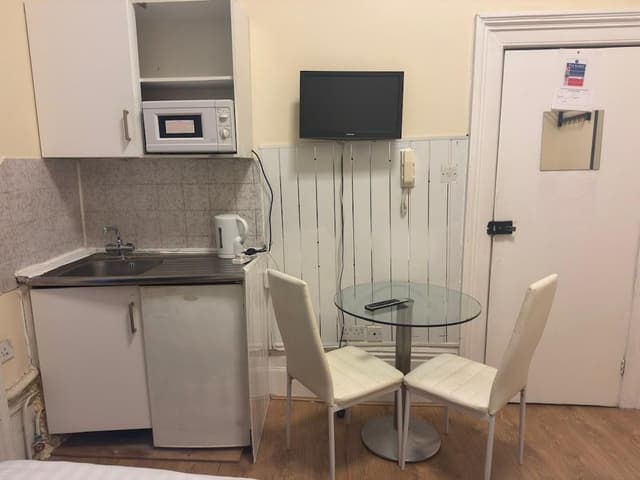 Triple Room (37 Collingaham Place)