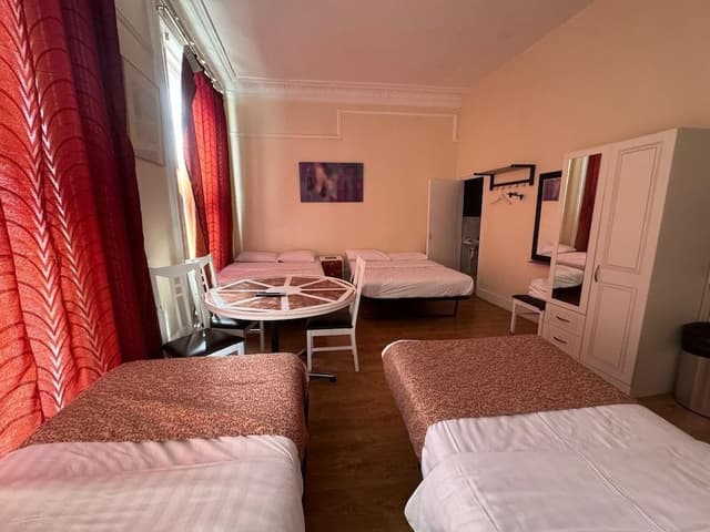 Family Room (6 Adults/ 37 Collingaham Place)