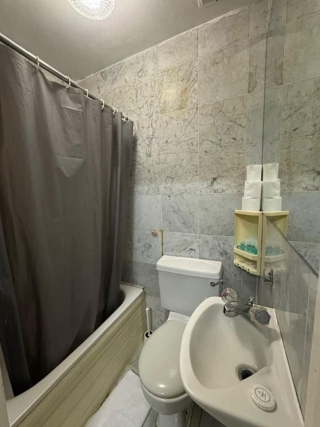 Quadruple Room (37 Collingaham Place)