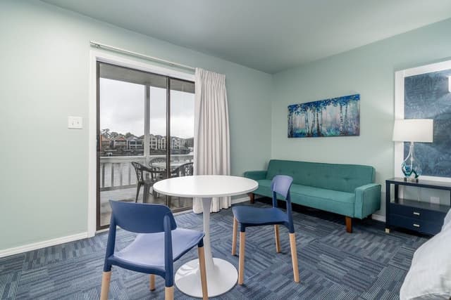 Deluxe Studio Suite, 1 King Bed, Lake View, Ground Floor