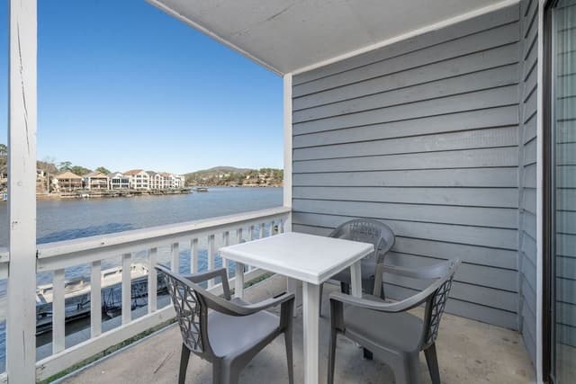 Deluxe Studio Suite, 2 Queen Beds, Lake View