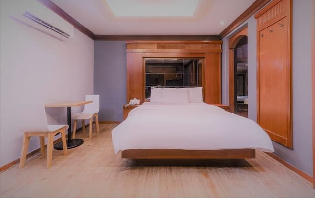 Economy Room (1) (Check-in 8PM on Sat. & the day before holiday)