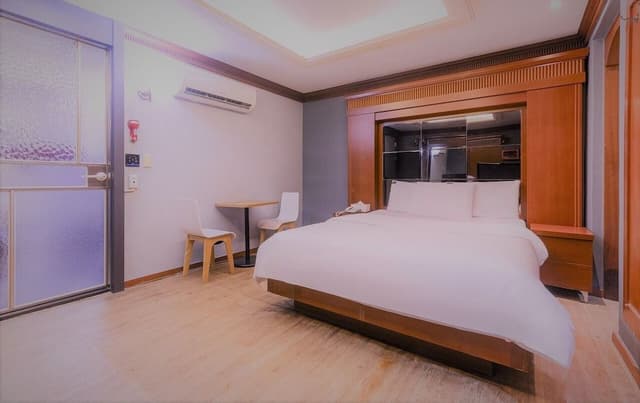 Economy Room (1) (Check-in 8PM on Sat. & the day before holiday)