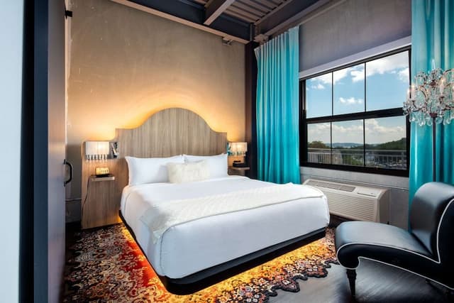 Suite, 1 King Bed, Balcony