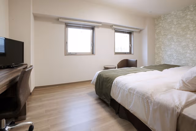 Twin Room, Smoking