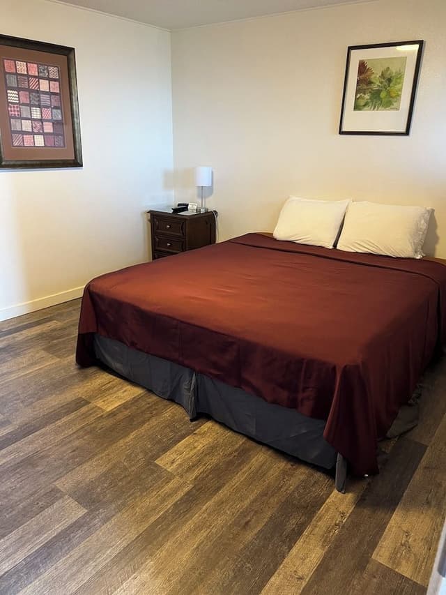 Main Bldg - 2nd Floor - Street Facing - King Bed