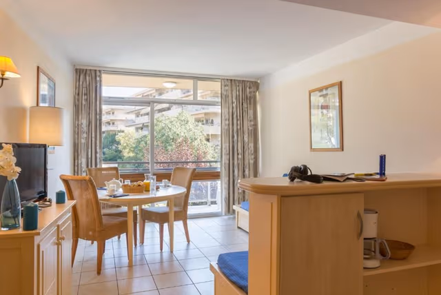 One-Bedroom Apartment with Air Conditioning (5 People)