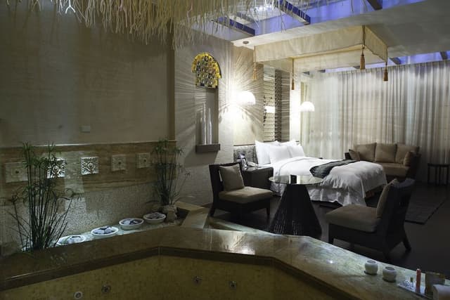 Deluxe Suite, Jetted Tub