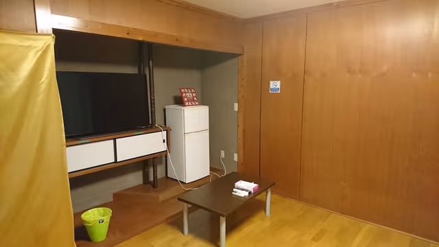 Room, Shared Bathroom (102)