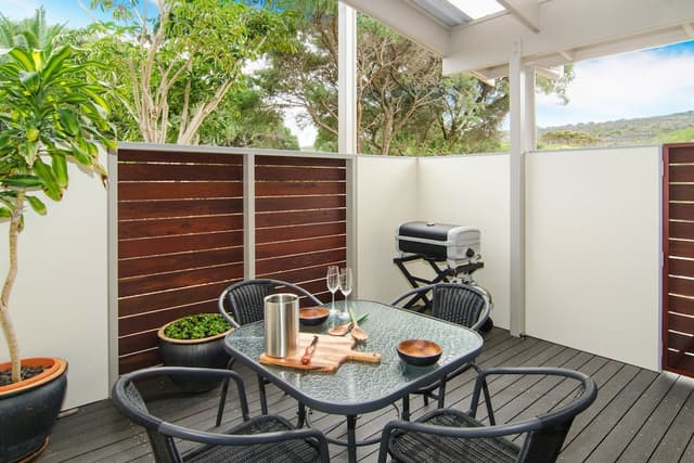 Deluxe Studio, 1 King Bed, Garden View
