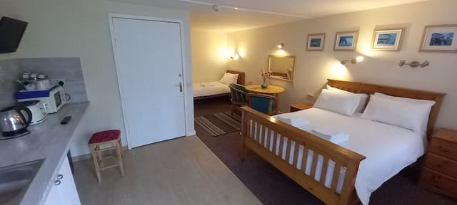 Room (8)
