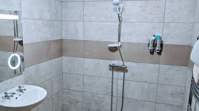 Room (8)