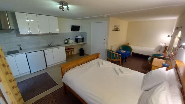 Room (8)