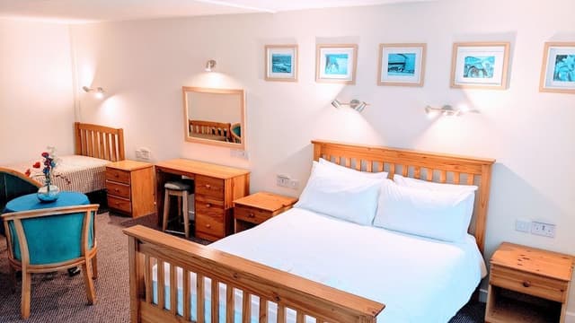 Room (8)