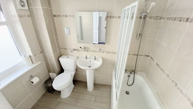 Room (12)