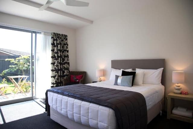Studio Suite, Jetted Tub, Garden View