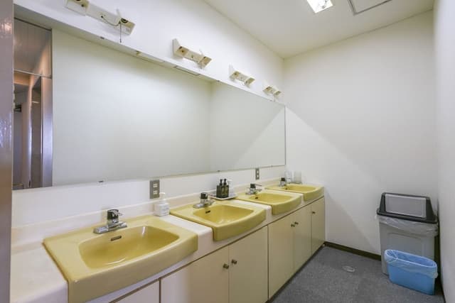 1 Capsule Male Only Floor, Shared Shower