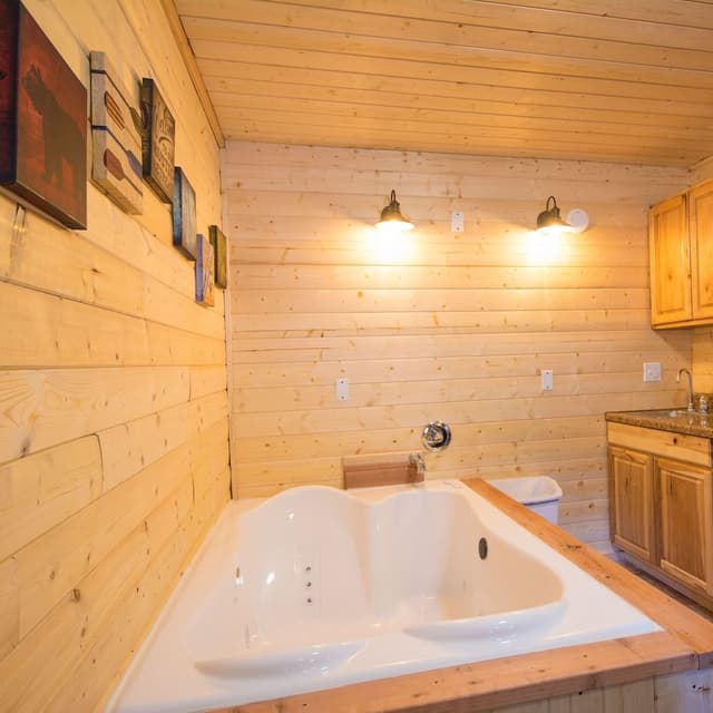 Lodge 3, Jetted Tub