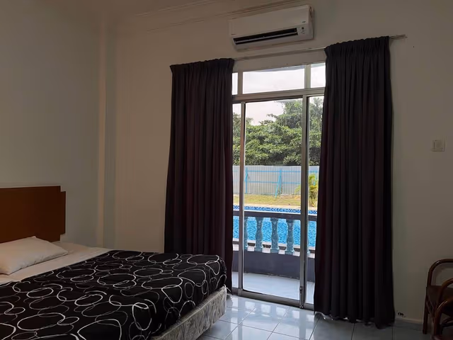 Deluxe Pool View Room