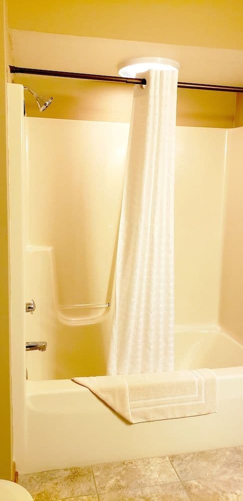 Deluxe Room, 1 Queen Bed, Jetted Tub, Annex Building