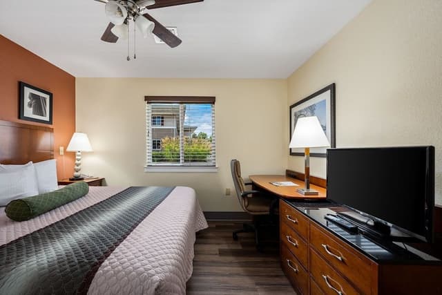 Deluxe Room, 1 King Bed