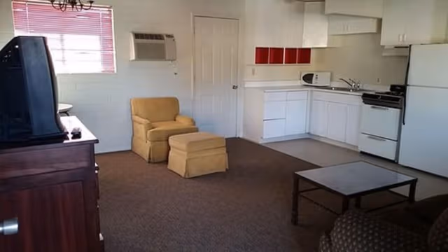 Economy Room, 1 Queen Bed