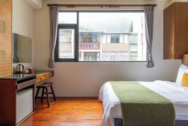 Quadruple room with bathtub