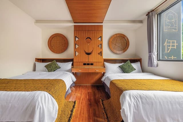 Quadruple room with bathtub