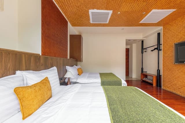 Quadruple room with bathtub