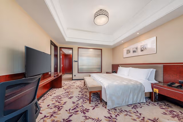 1 KING BED DELUXE SUITE