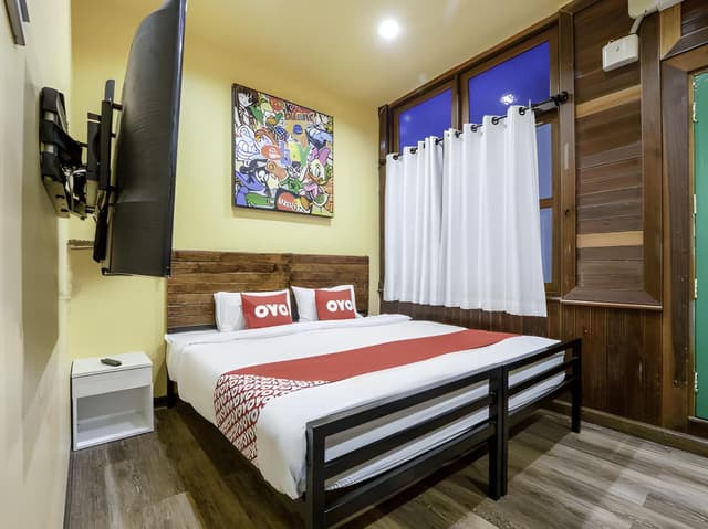 Private Double Room with Shared Bathroom