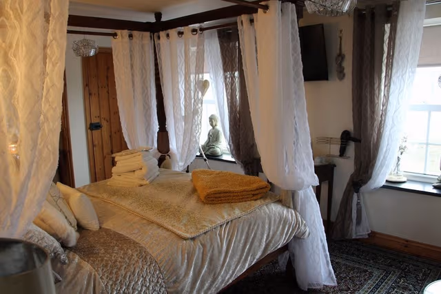 Double Room, Ensuite (Trevillet Four Poster)