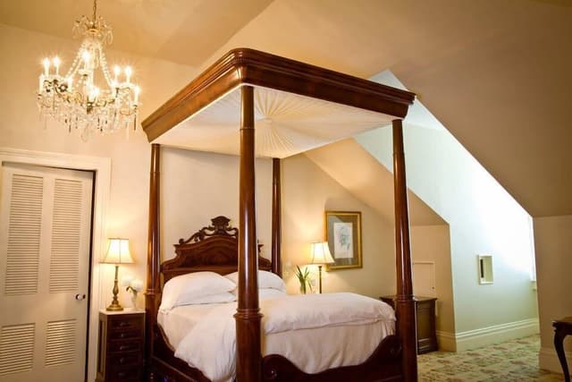 Mansion Queen Room (3rd Floor)