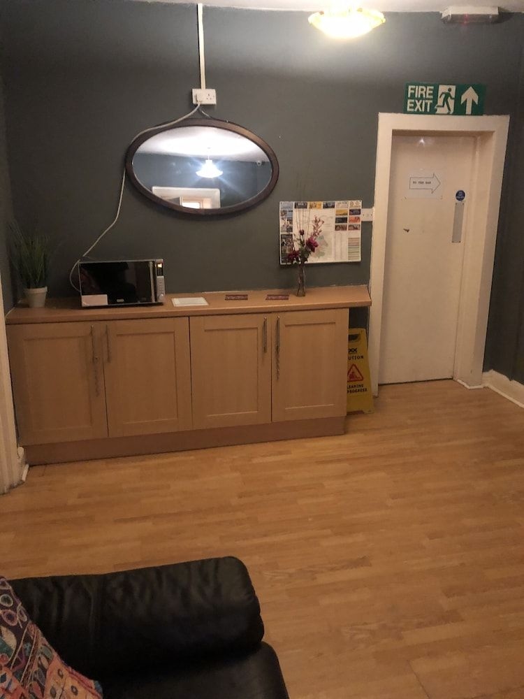 The Salford Arms Hotel - Guest House1