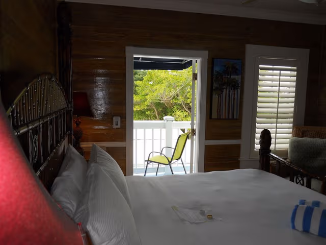 Luxury Room,w/balcony. 1 King Bed