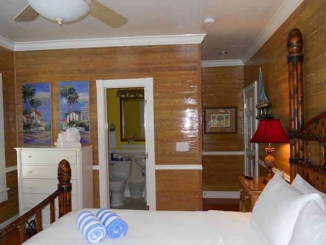 Luxury Room,w/balcony. 1 King Bed