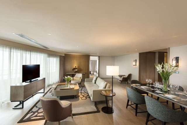 BAY VIEW TWO BEDROOM AMBASSADOR SUITE-BALCONY