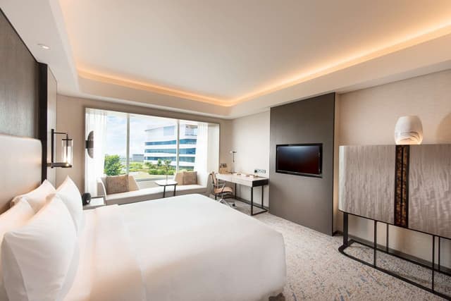 BAY VIEW TWO BEDROOM AMBASSADOR SUITE-BALCONY