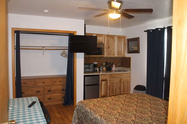 Standard Room, 1 Queen Bed, Kitchenette