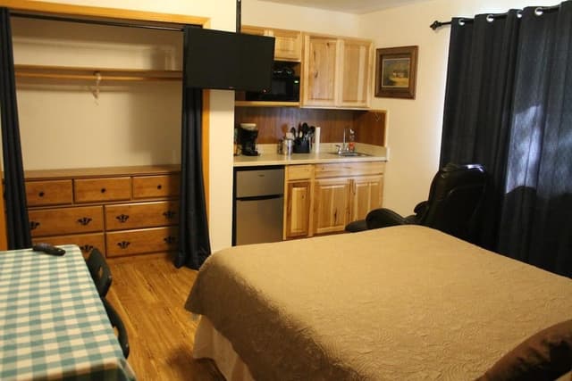 Standard Room, 1 Queen Bed, Kitchenette