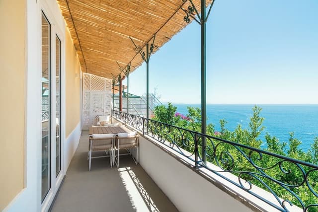 Executive Suite, Balcony