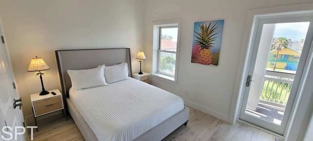 House, Multiple Beds, Pool Access (Padre Beach House)