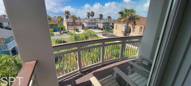House, Multiple Beds, Pool Access (Padre Beach House)