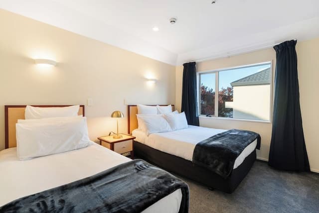 Deluxe 1 bedroom Suite-1 Queen bed & 1 single bed