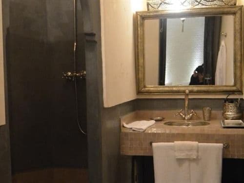King-Superior-Private Bathroom-et lits jumeaux