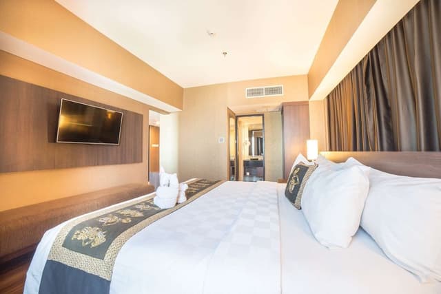 Suite, 1 King Bed, Non Smoking, City View